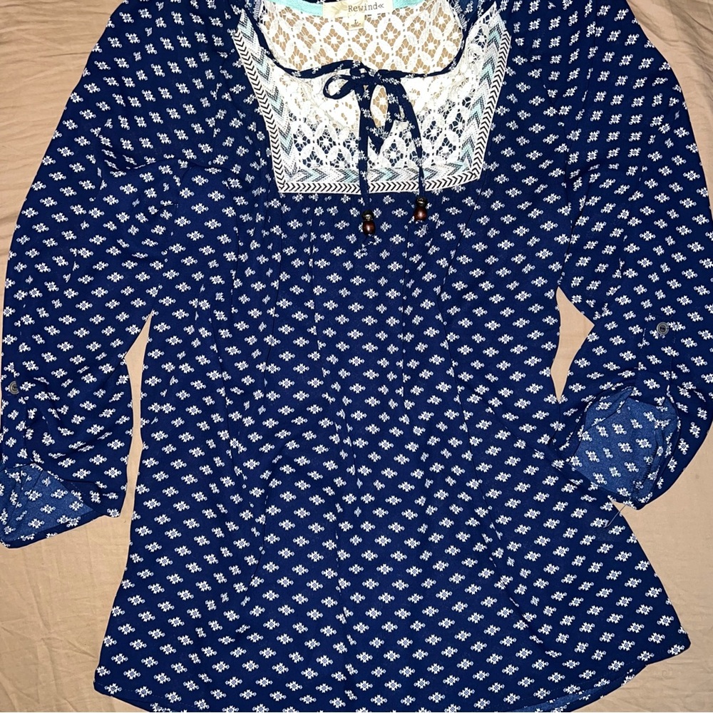 NWOT Light Flowy Aztec Abstract Print Tunic Blouse 3/4 Sleeve Lace Neckline - Picture 1 of 9